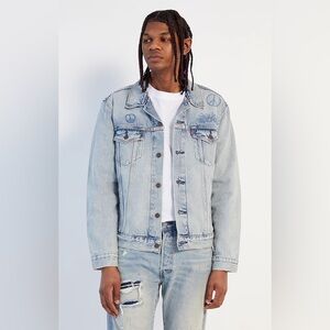 Levi’s Denim Trucker Jacket with embossing ☮️🌞